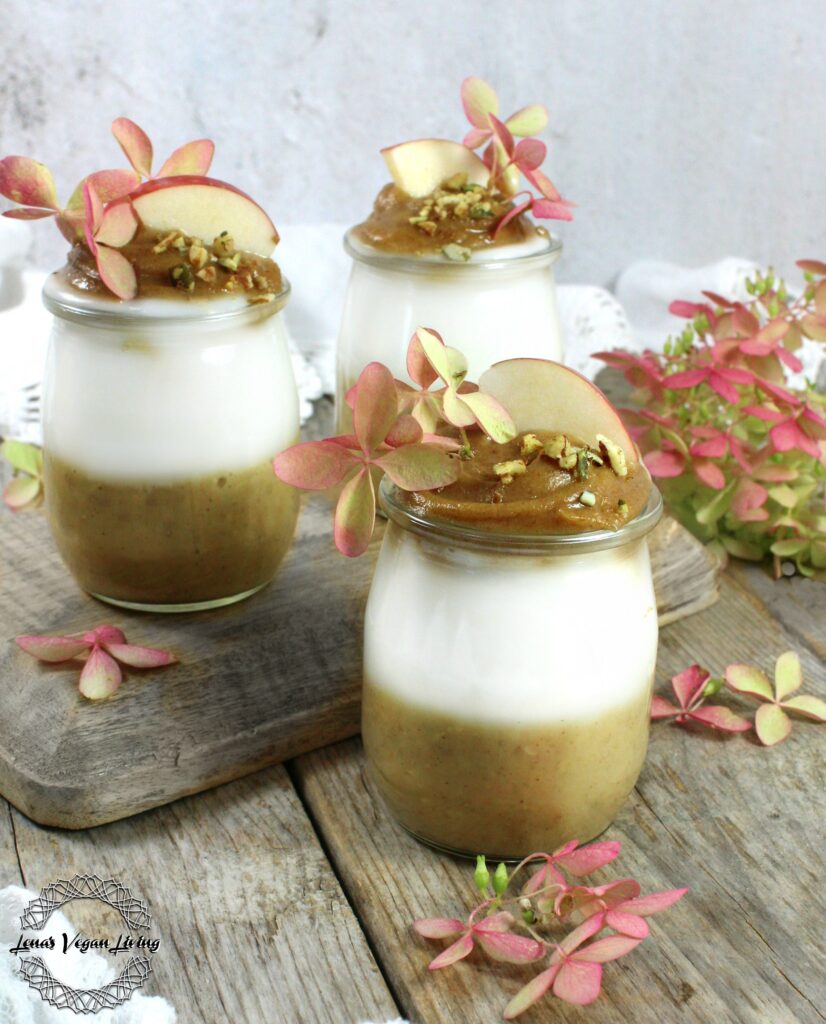 Autumn Mini Parfait with Porridge, Yogurt & Caramel is a healthy pleasure in tiny jar. Vegan - Gluten Free - Refined Sugar Free